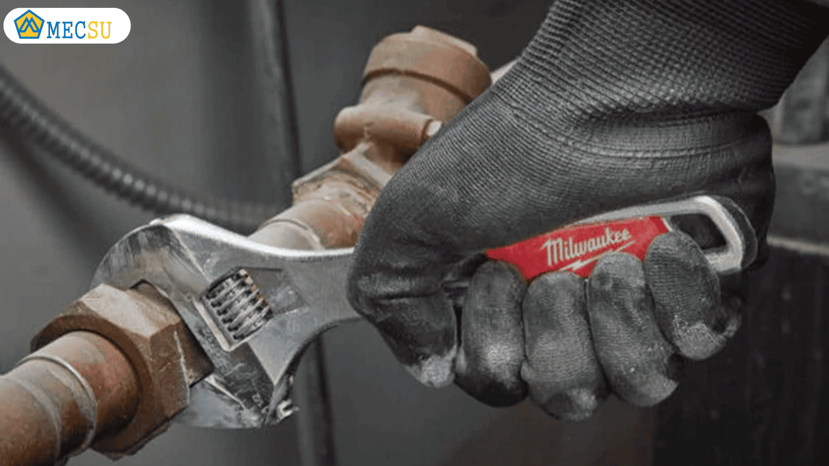 Ứng dụng mỏ lết trong thao tác siết bu lông